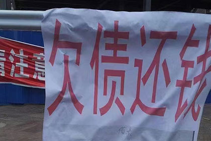 异地起诉欠款开庭需亲自前往当地吗？